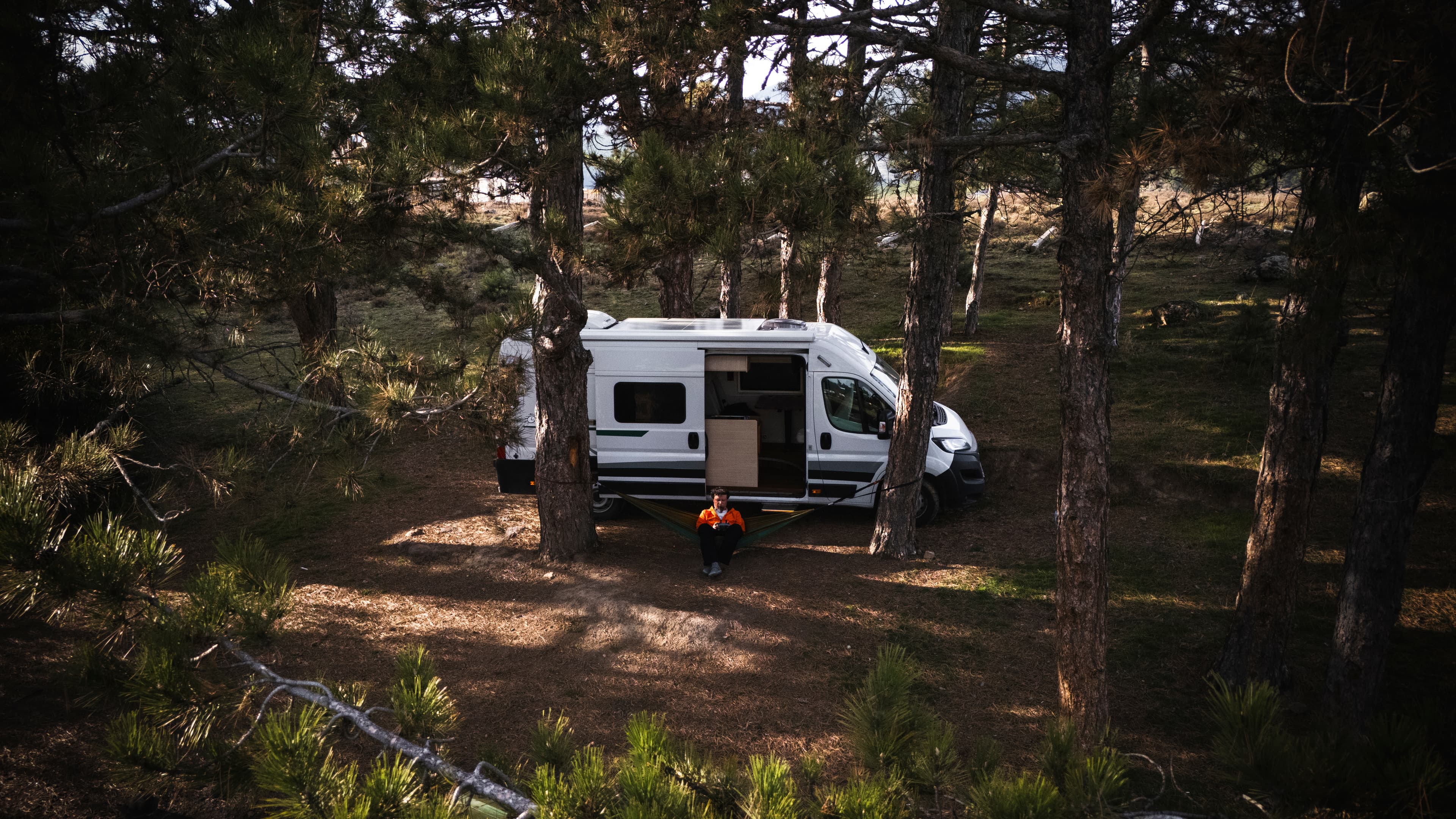 Orman içinde karavan kampı